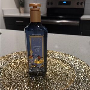 Bath & Body Works Coconut Angel Cake Foaming Hand Soap - Navy & Gold